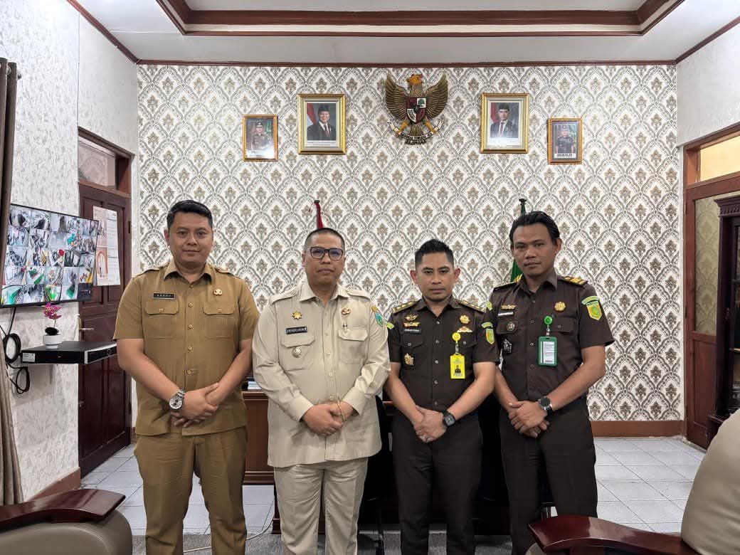 Wako Hendri bersama Kadis Kominfo Poto bareng  Plh Kejari Padang Panjang.